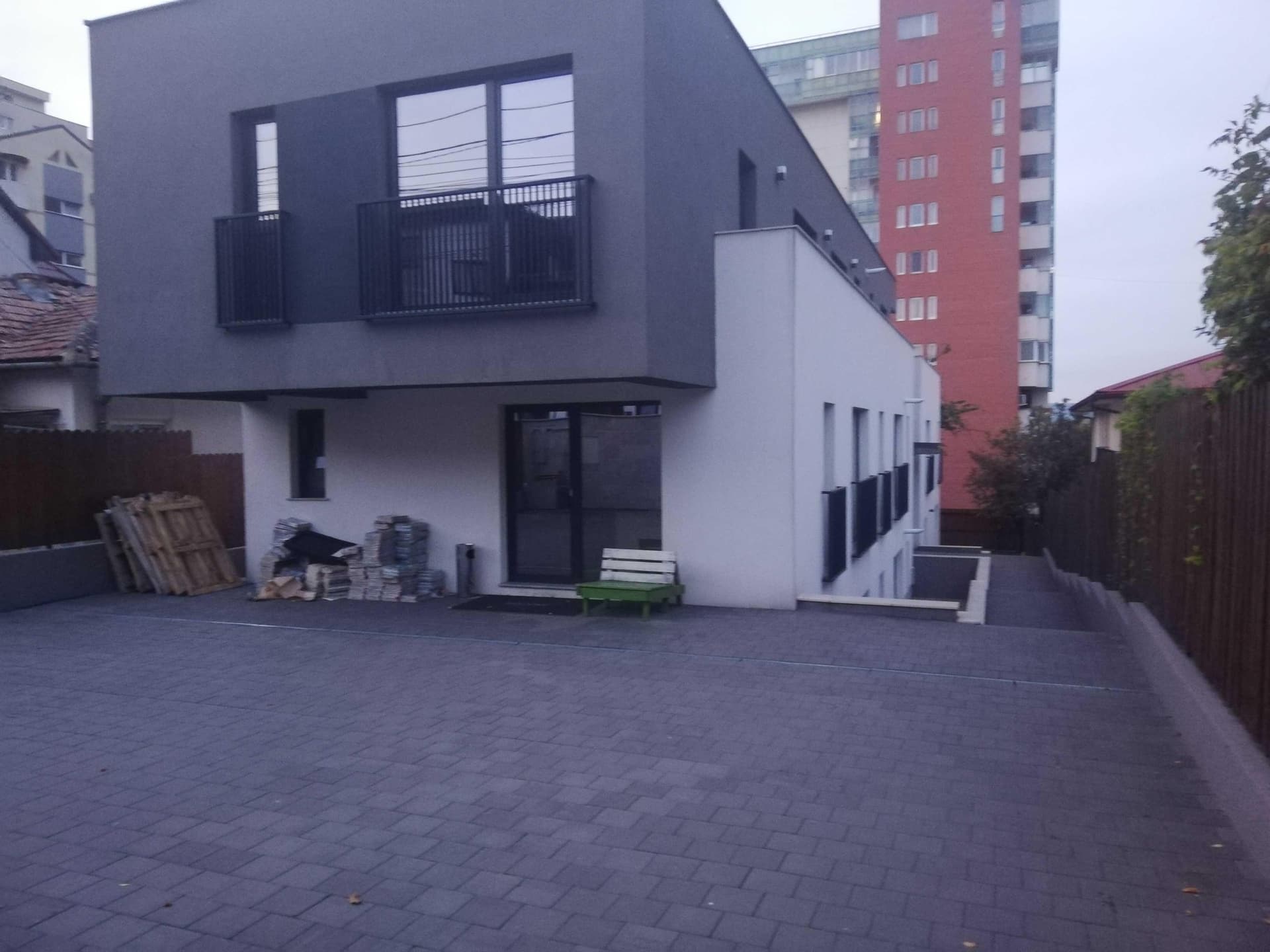 Dau in chirie cladire de 500 mp, superfinisat, teren 600 mp,str Meteor - imagine 1