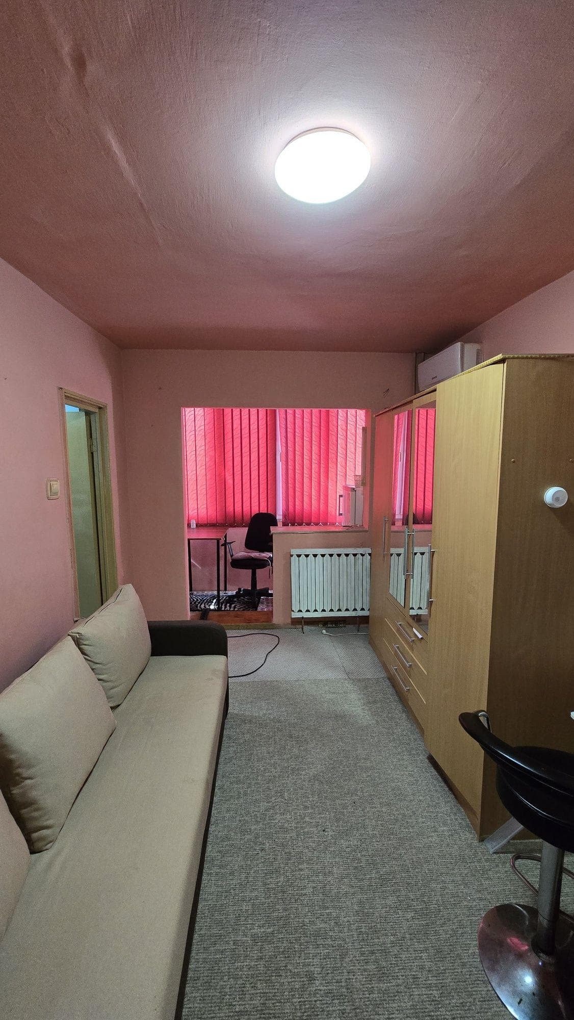 Pers fiz. vând garsonieră cu balcon, mobilat utilat, etaj 1 cu parcare - imagine 1
