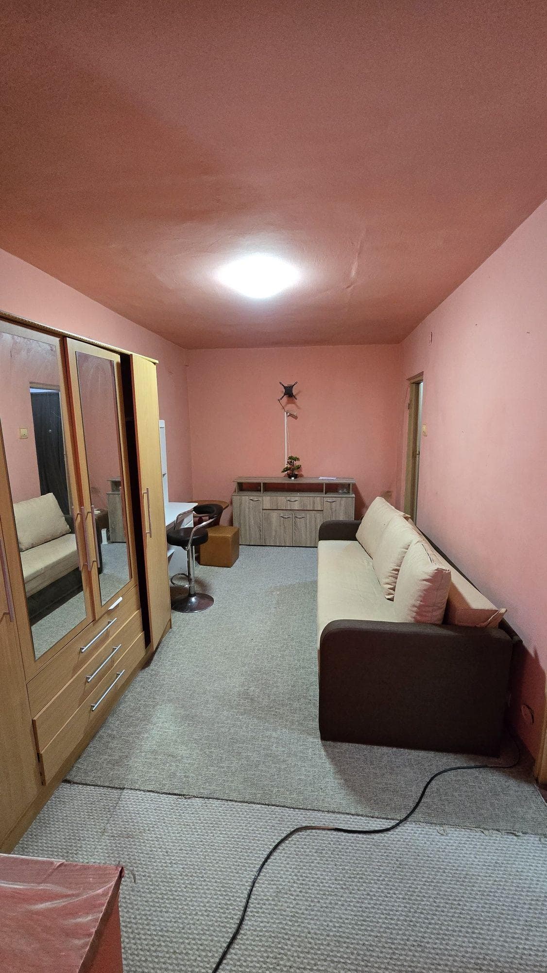 Pers fiz. vând garsonieră cu balcon, mobilat utilat, etaj 1 cu parcare - imagine 2