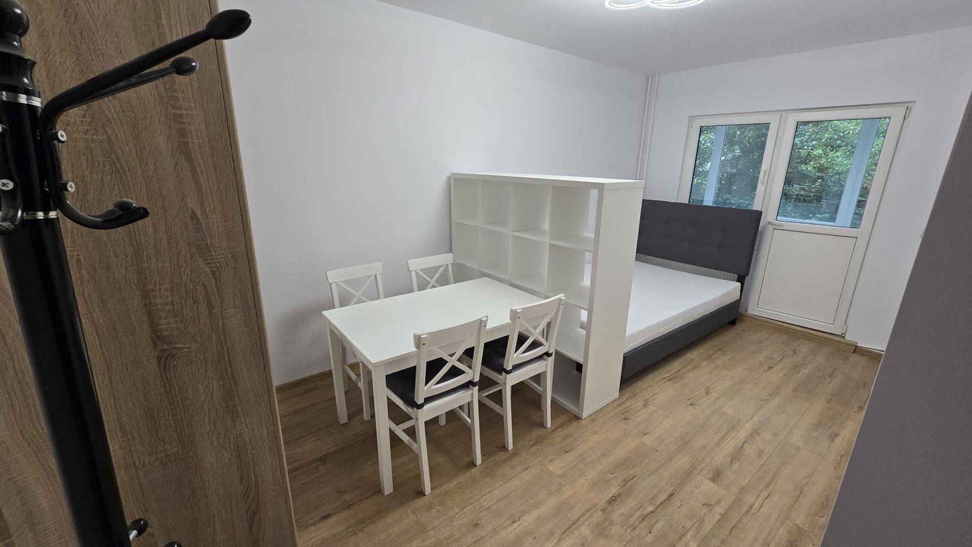 Pers. Fiz vand garsoniera moderna, recent renovata, etaj 1, cent. term - imagine 1