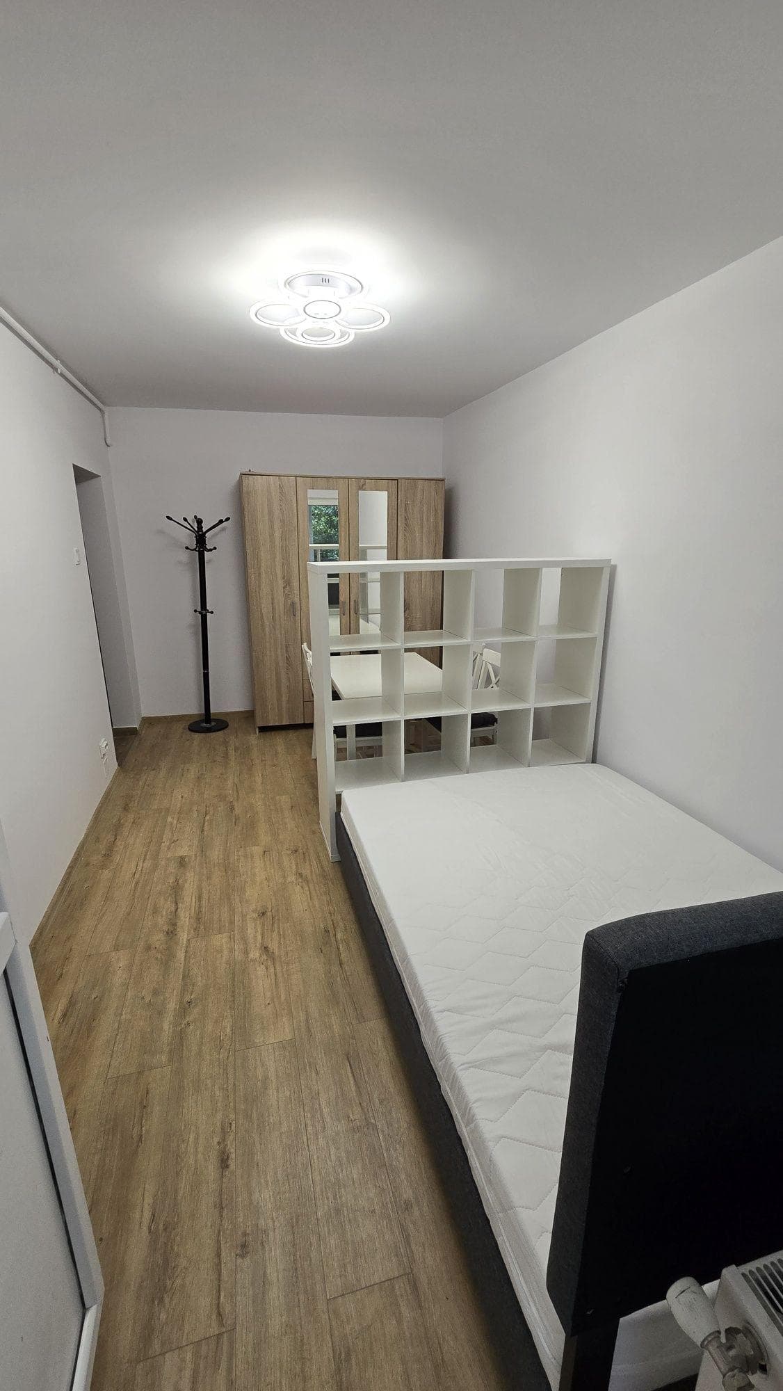 Pers. Fiz vand garsoniera moderna, recent renovata, etaj 1, cent. term - imagine 2