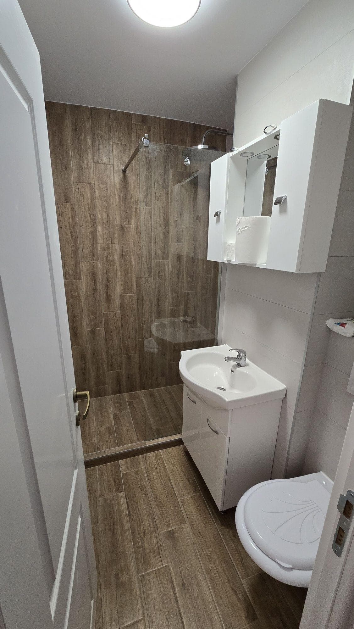 Pers. Fiz vand garsoniera moderna, recent renovata, etaj 1, cent. term - imagine 3