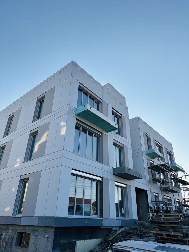 De vanzare apartament 3 cam + birou/dressing si parcare inclusa