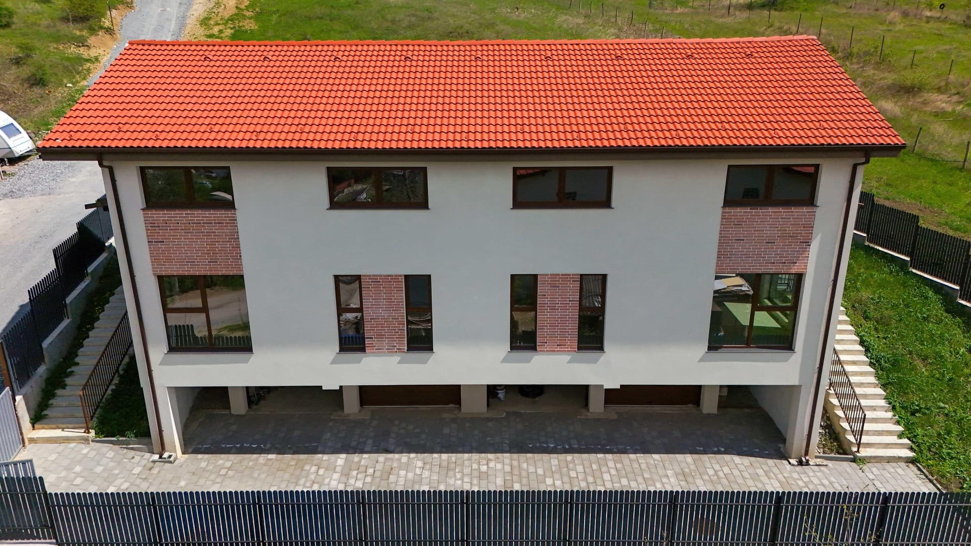 Duplex semifinisat Iris - Oasului 2 garaje, curte - pretabil depozit