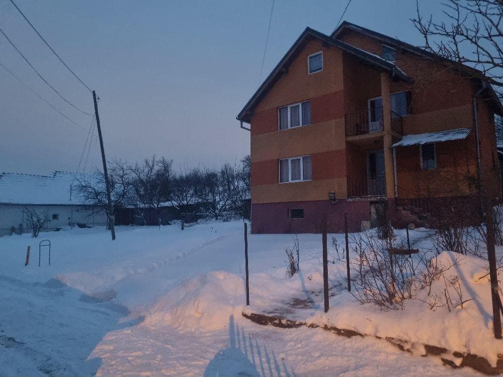 Inchiriez casa Valea Chintaului