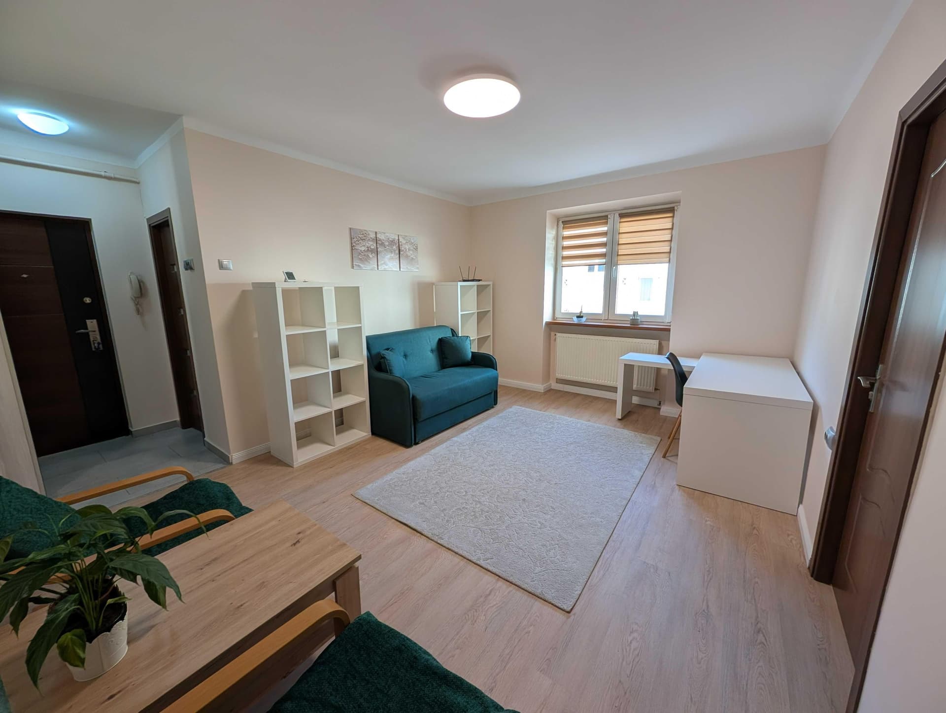 Inchiriez apartament 2 camere in Centru, parcare in curte