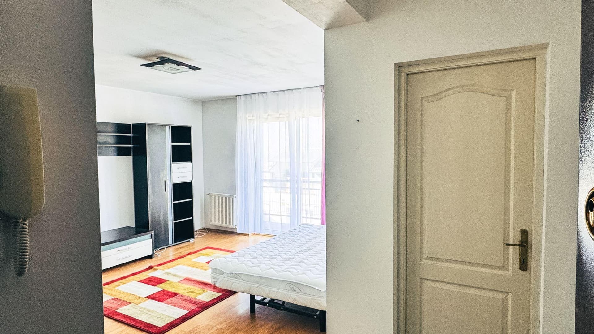 Apartament cu o camera, decomandat, în Zorilor, pe strada Viilor