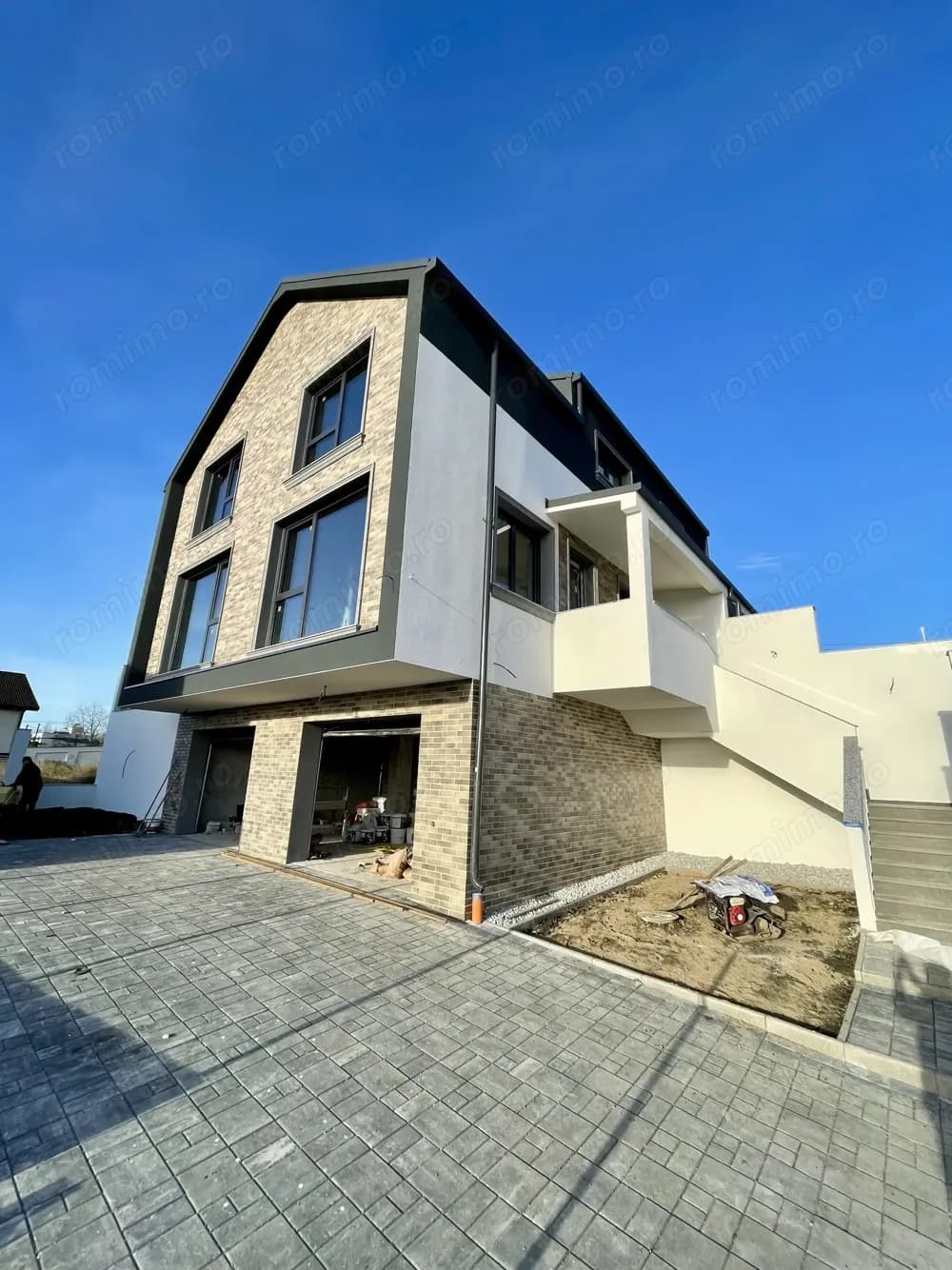 Vanzare casa cuplata cu panorama 156 mp utili, 2 garaje zona Dambul Rotund