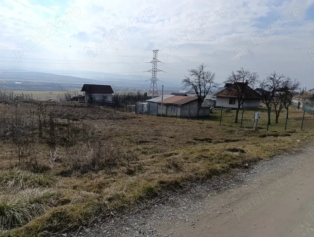 Vând teren extravilan zona Sub Coasta - Hodăi - se poate vinde și jumătate