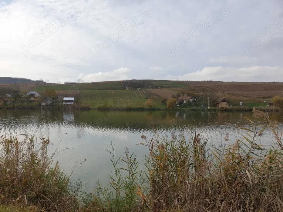 De vanzare teren cu front la LAC