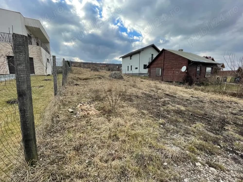 Teren chinteni cu autorizație de construcție!