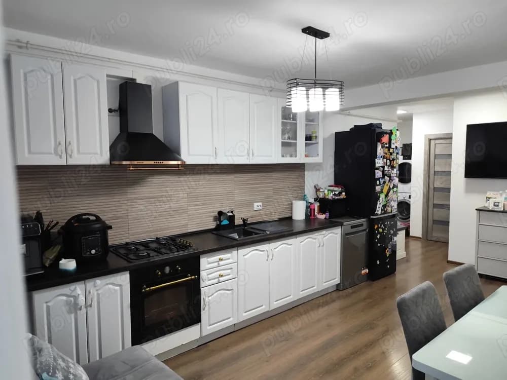 Închiriez apartament cu 3 camere in Florești, zona Porii