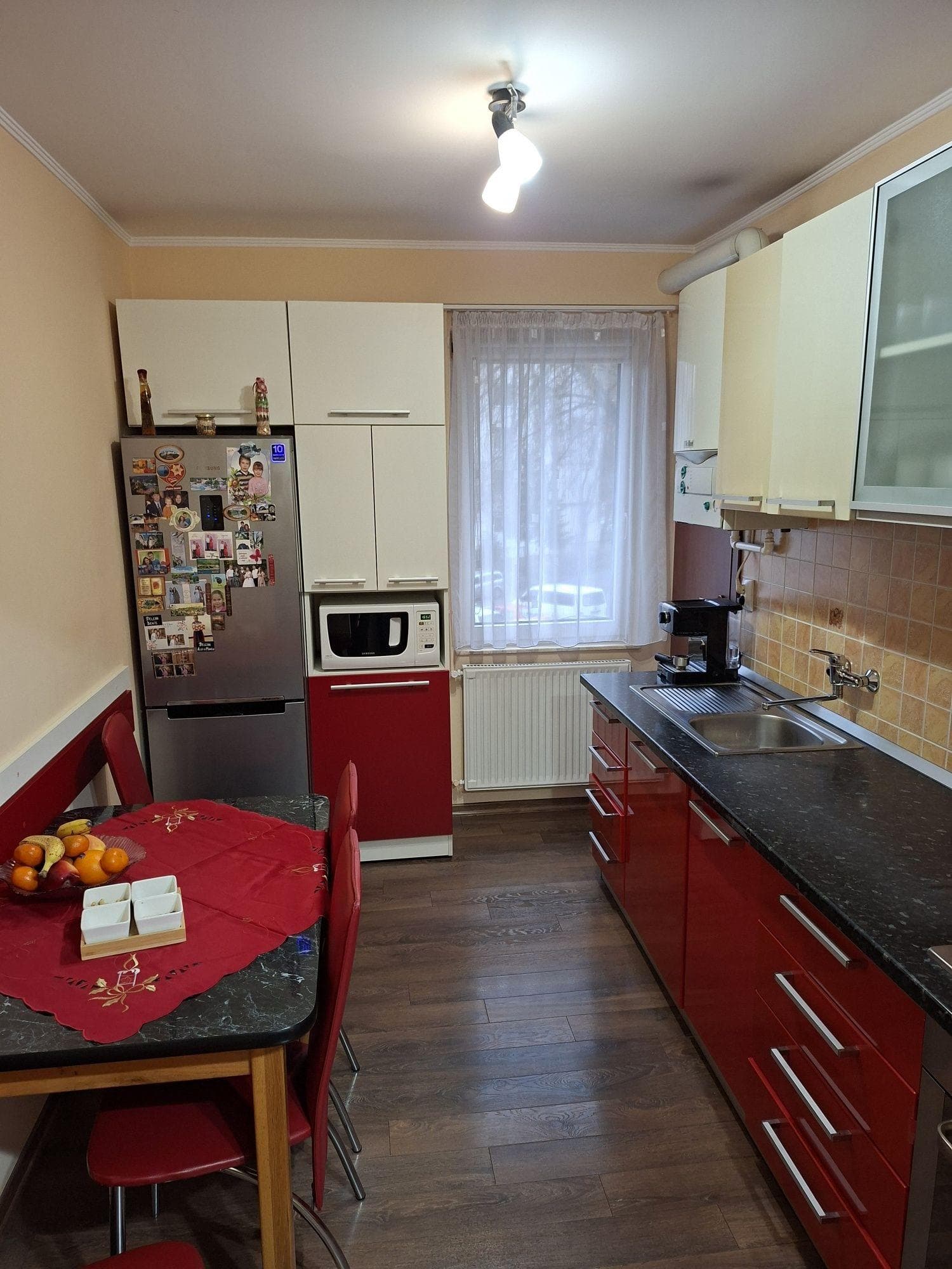 Vând apartament cu 3 camere la etajul 1 în Tudor,strada Livezeni
