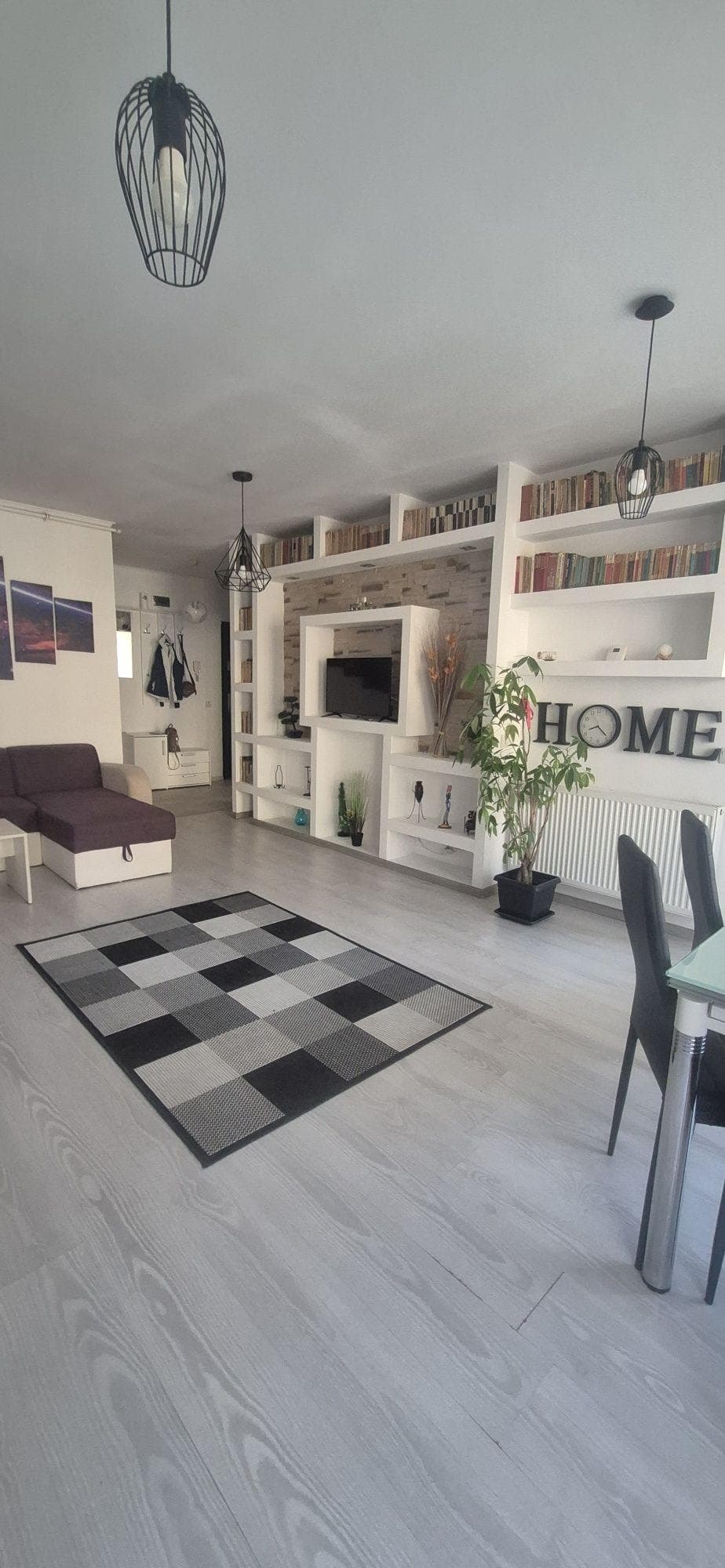 Închiriez apartament cu 2 camere