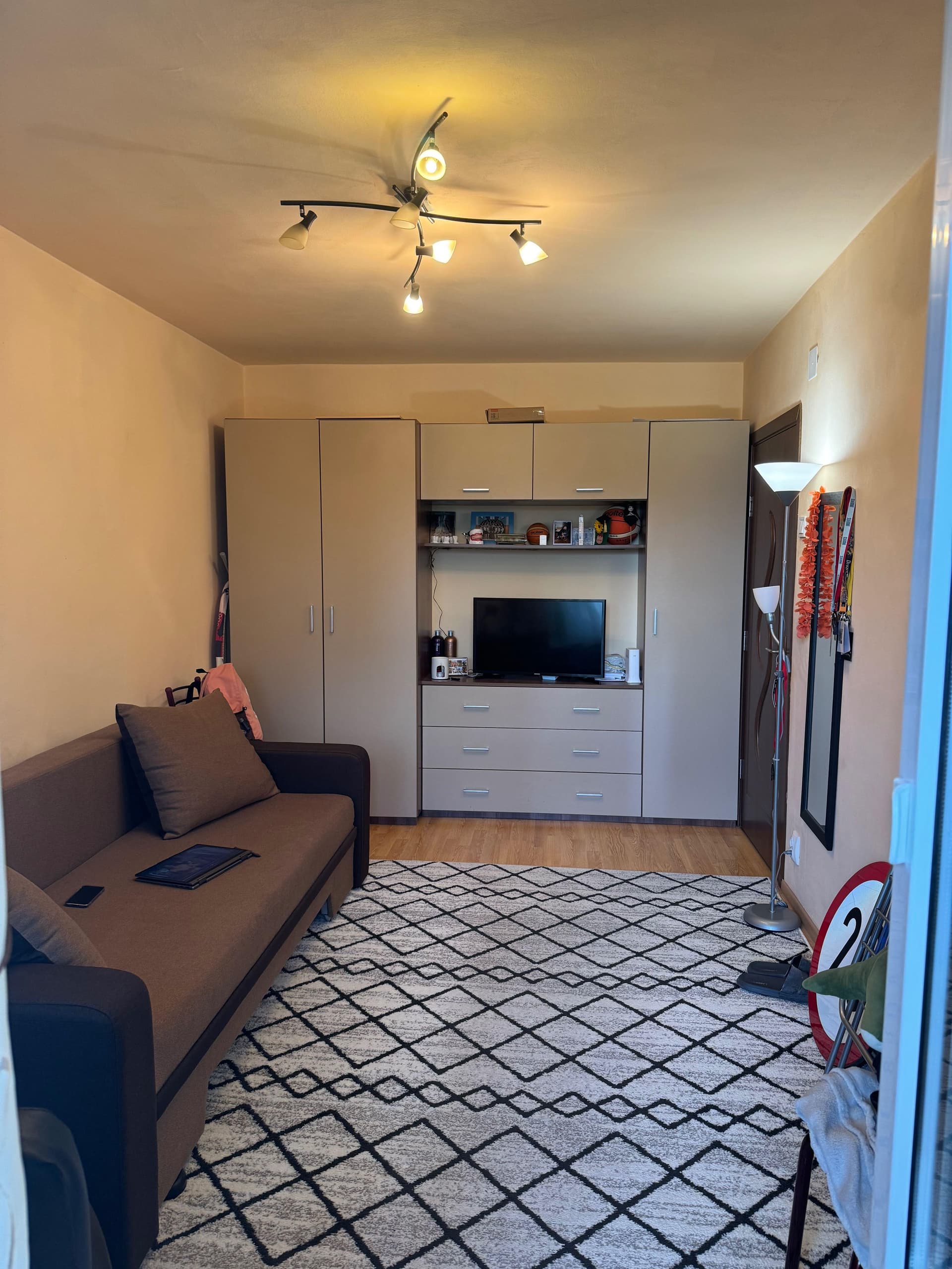 Inchiriez Garsoniera Lingă Jandarmerie - imagine 1