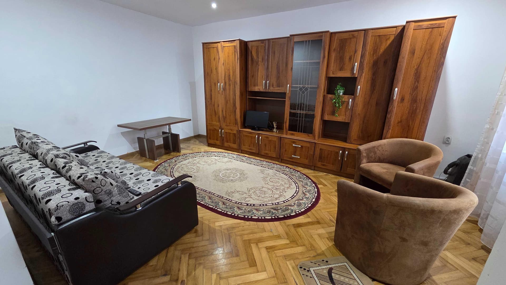 Inchiriez ap 2 camere in zona semi-centrala, la casa