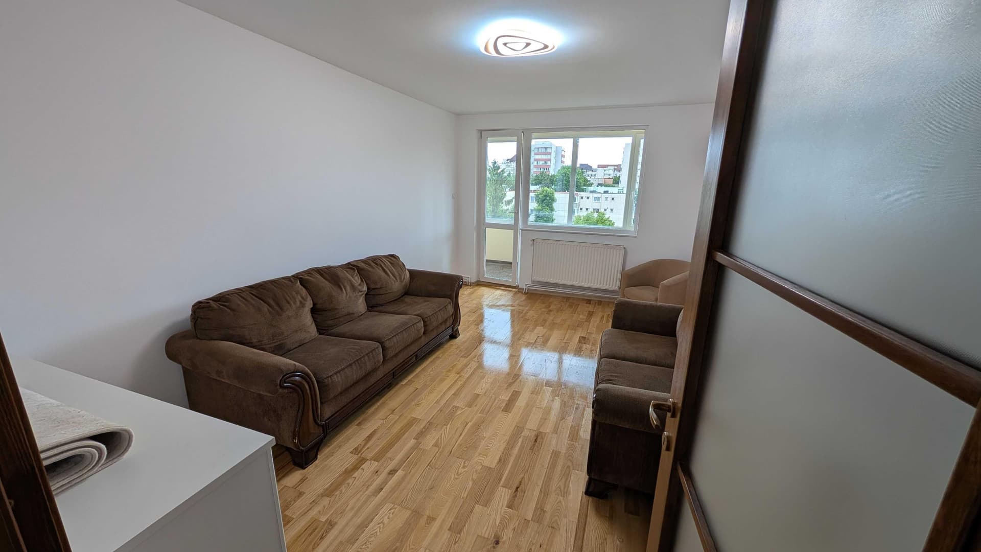 Se inchiriaza apartament 3 camere decomandat centru Bobalna - imagine 1