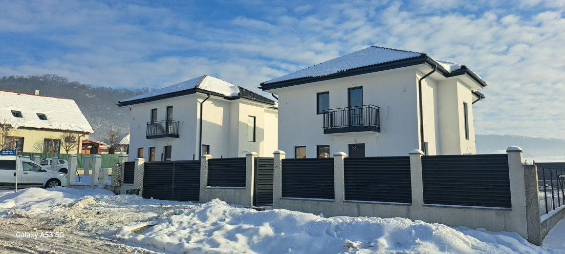 Case de vânzare  in loc. Corunca  !