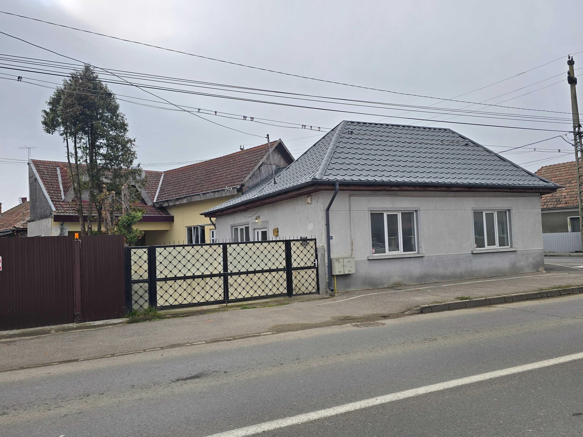 Inchiriez casa str Podeni, spatiu comercial - imagine 1