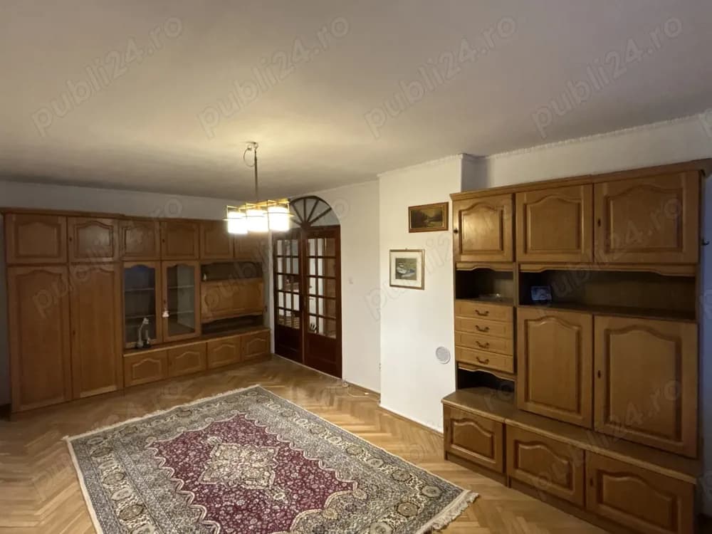 Apartament cu 3 camere în zonă centrală - imagine 1