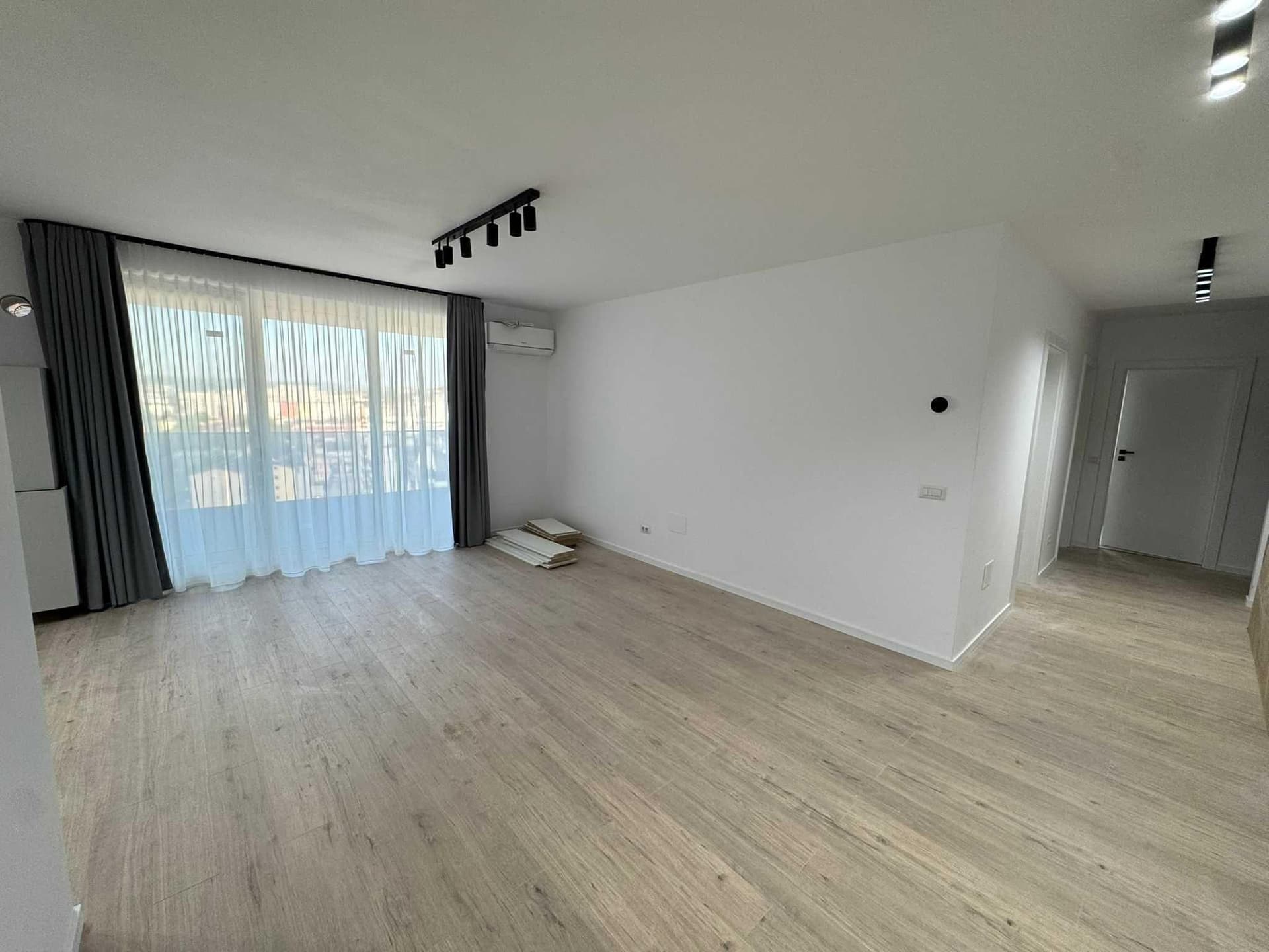 Vand apartament cu 3 camere, 2 bai si terasa de 25mp in Elite City - imagine 2