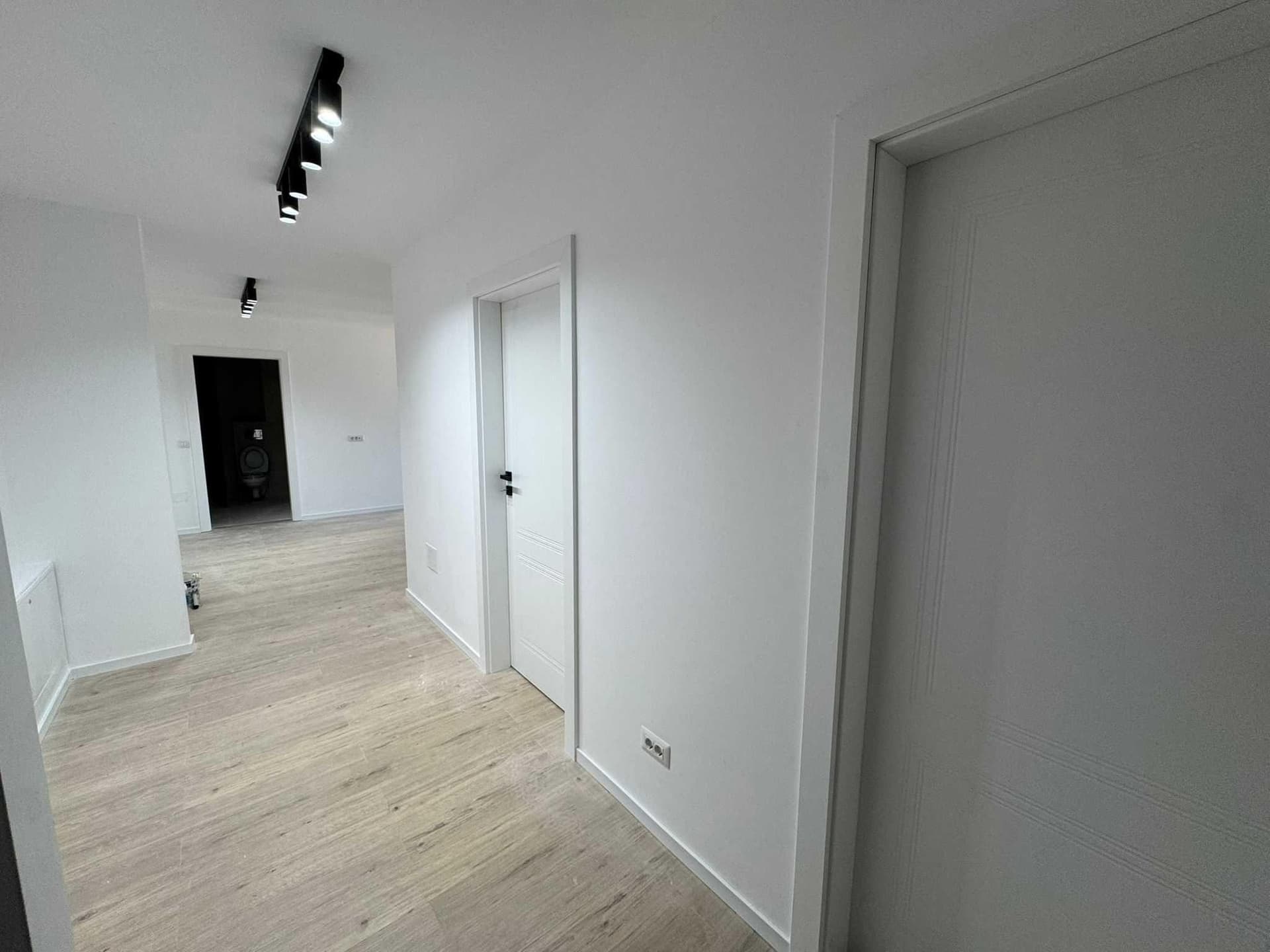 Vand apartament cu 3 camere, 2 bai si terasa de 25mp in Elite City - imagine 4