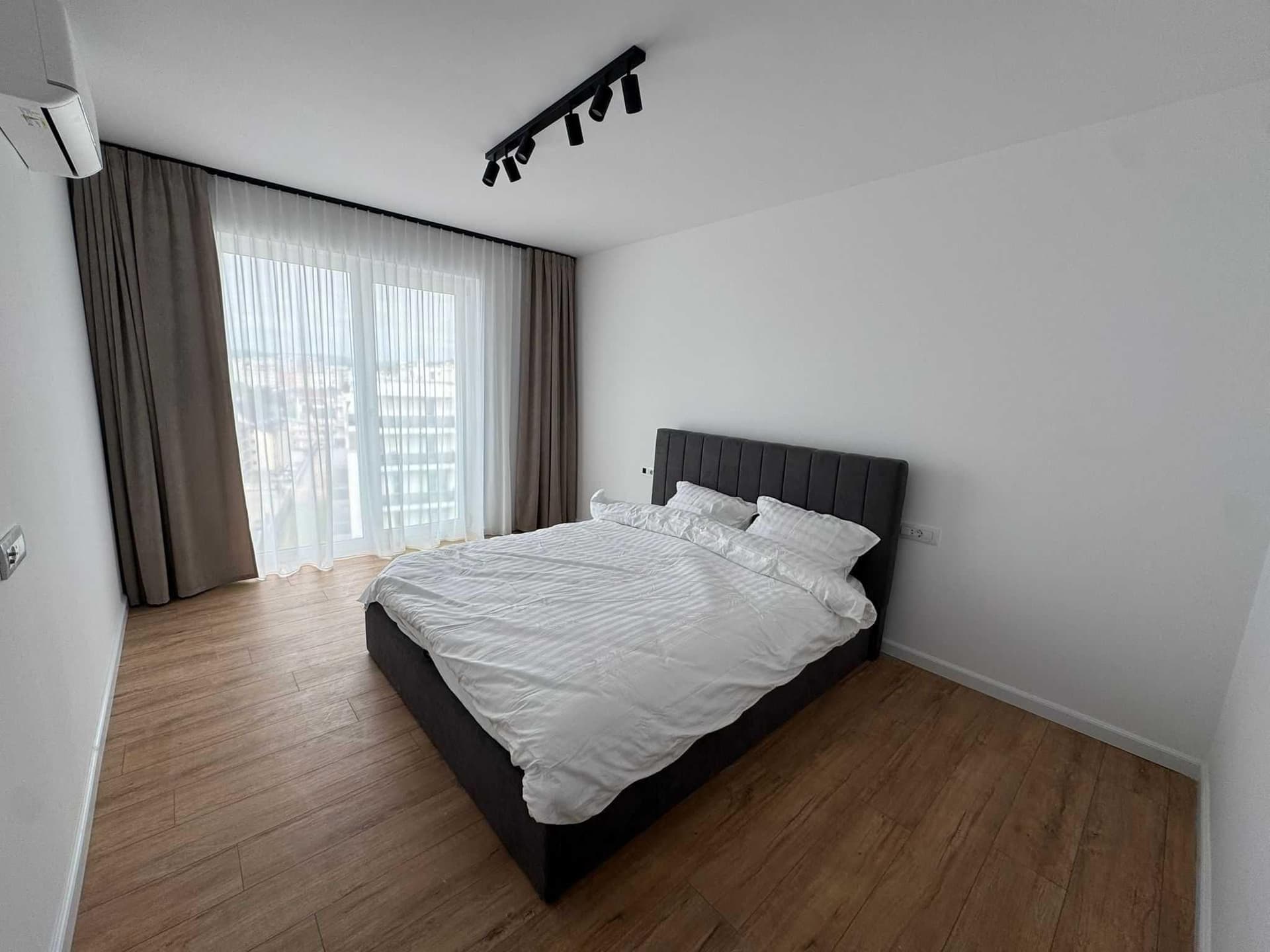 Vand apartament cu 3 camere, 2 bai si terasa de 25mp in Elite City - imagine 5