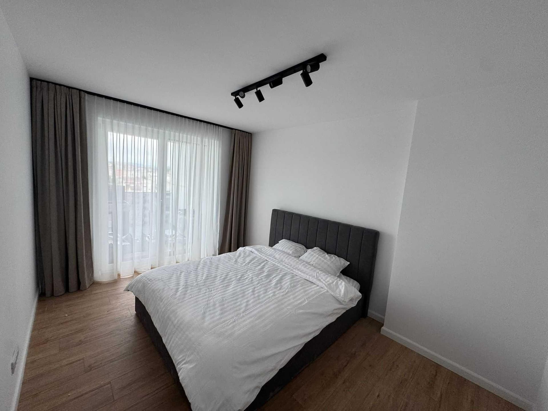 Vand apartament cu 3 camere, 2 bai si terasa de 25mp in Elite City - imagine 6