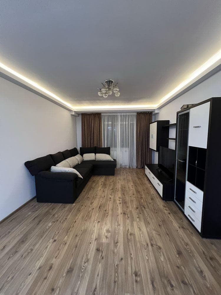 Apartament 3 camere, Tractorul