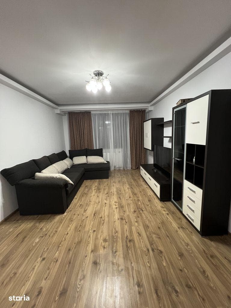 Apartament 3 camere, Tractorul