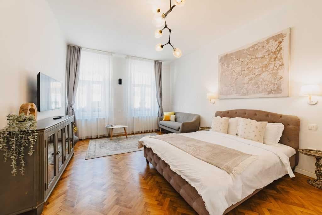 Inchiriez apartament 3 camere  lux centru istoric