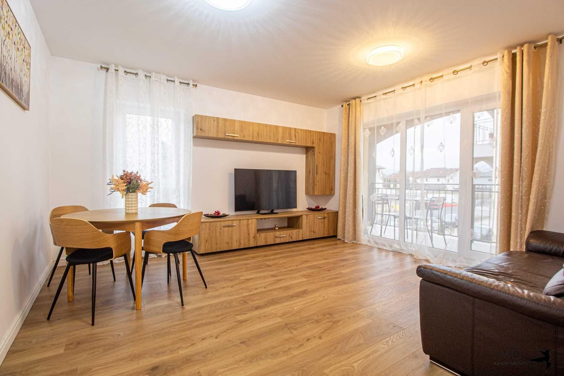 Ap. superb 3 cam., 2 băi, balcon imens, boxă, loc parcare. Brașov.