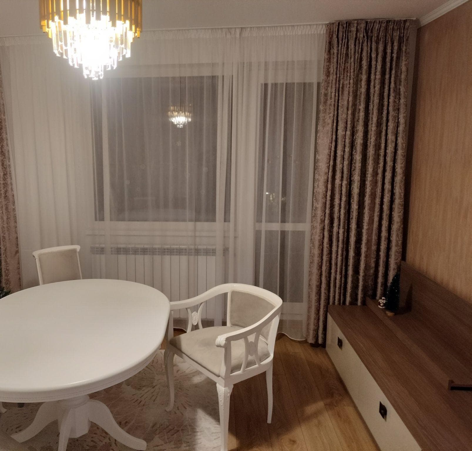 Se inchiriaza apartament cu 3 camere in bloc, cu loc de parcare inclus