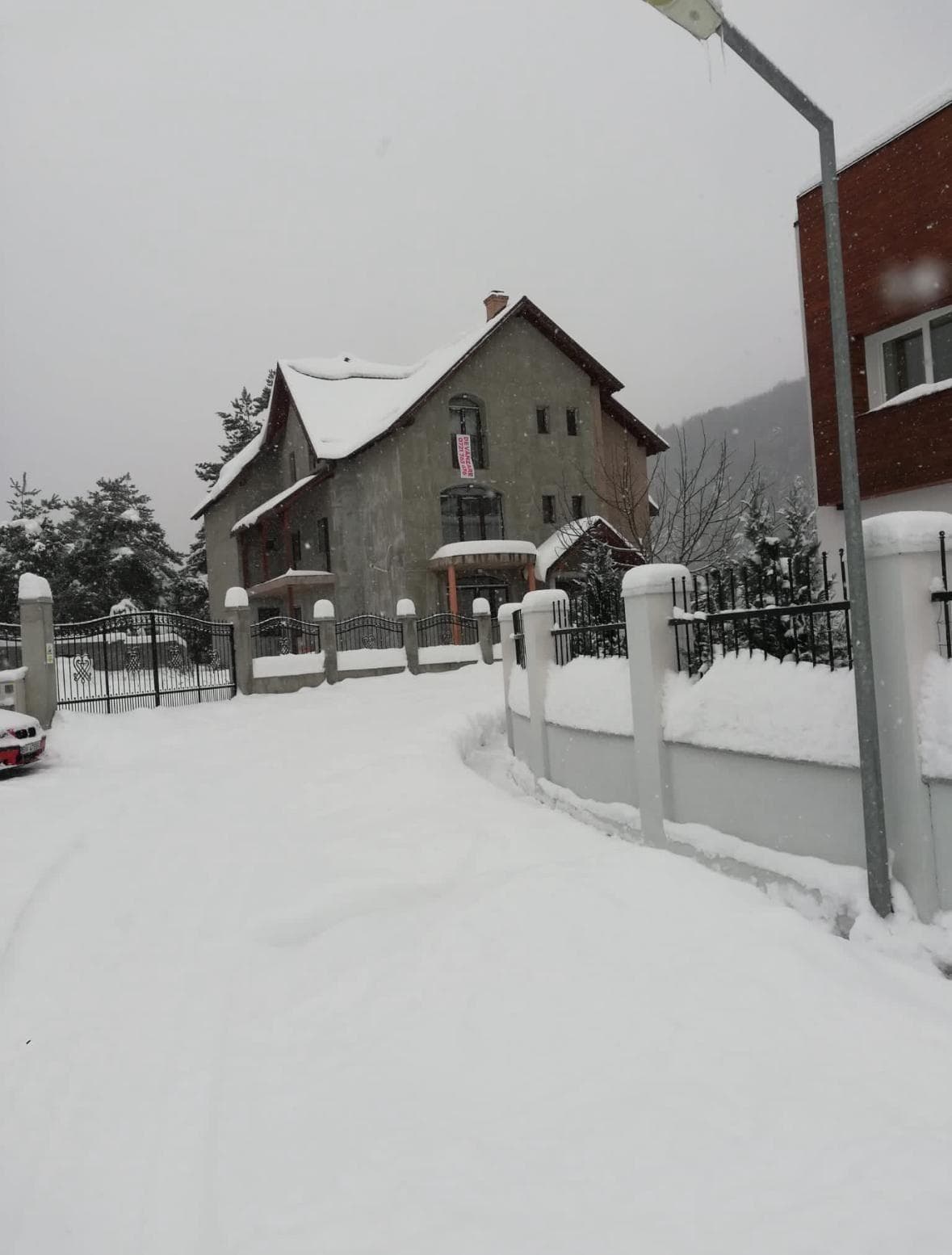 Casa spațioasă de vânzare - ideală pentru locuința sau pensiune
659 00