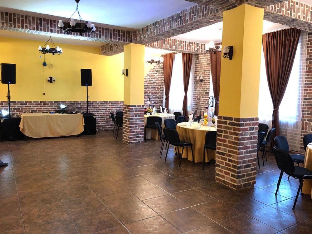 Inchiriez spatiu comercial Halchiu - imagine 1