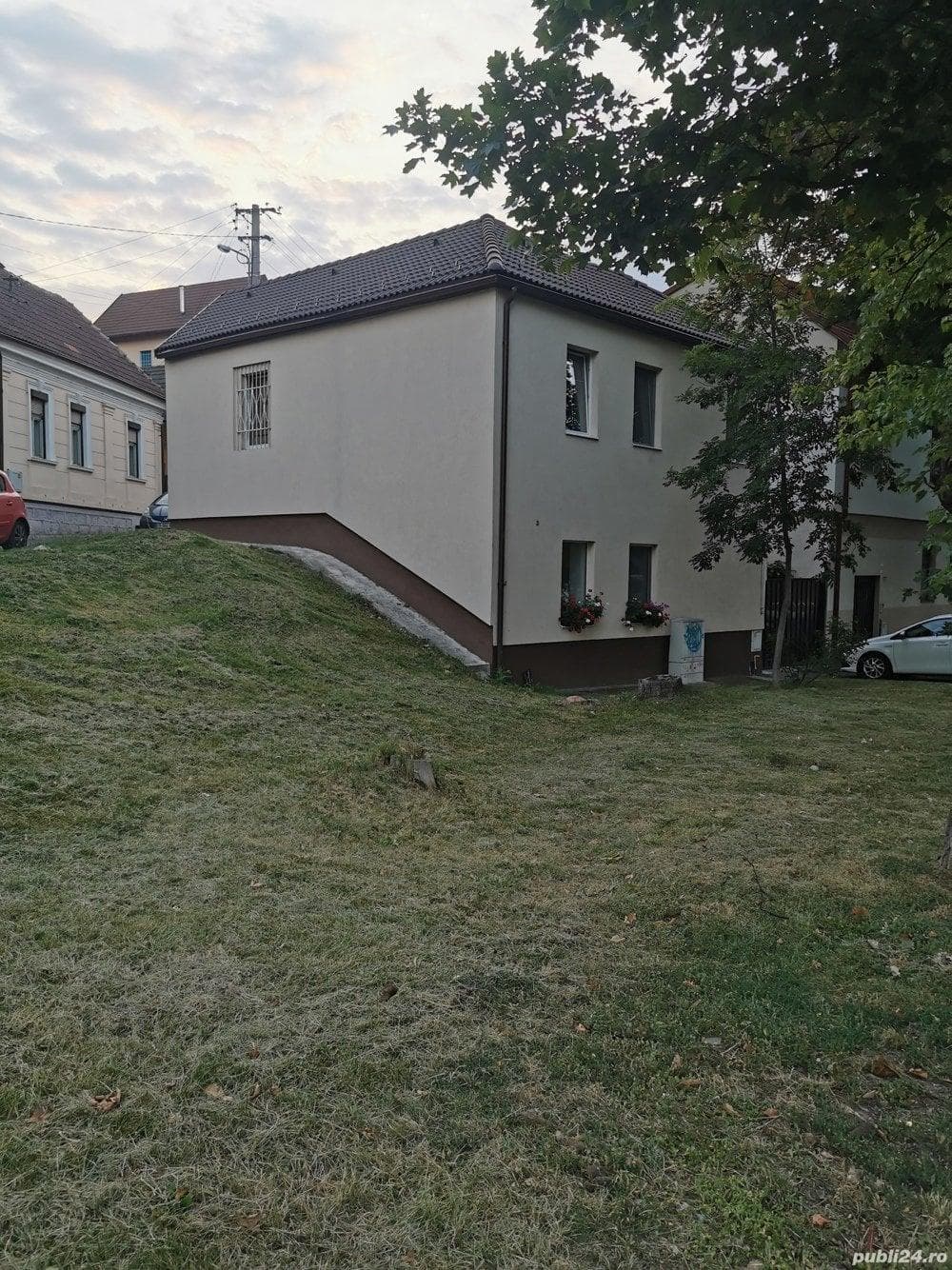 Casa de vanzare cu 2 apartamente și 1 garsoniera - imagine 1