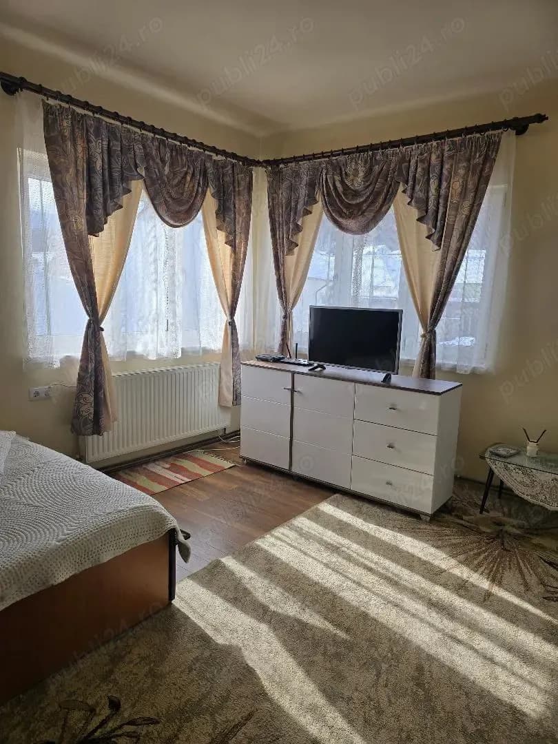 Inchiriez garsoniera suprafata mare la casa