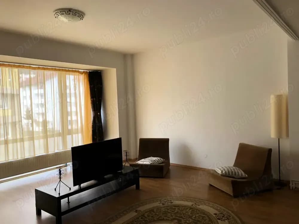 Garsoniera mare, in imobil nou, intrare Racadau