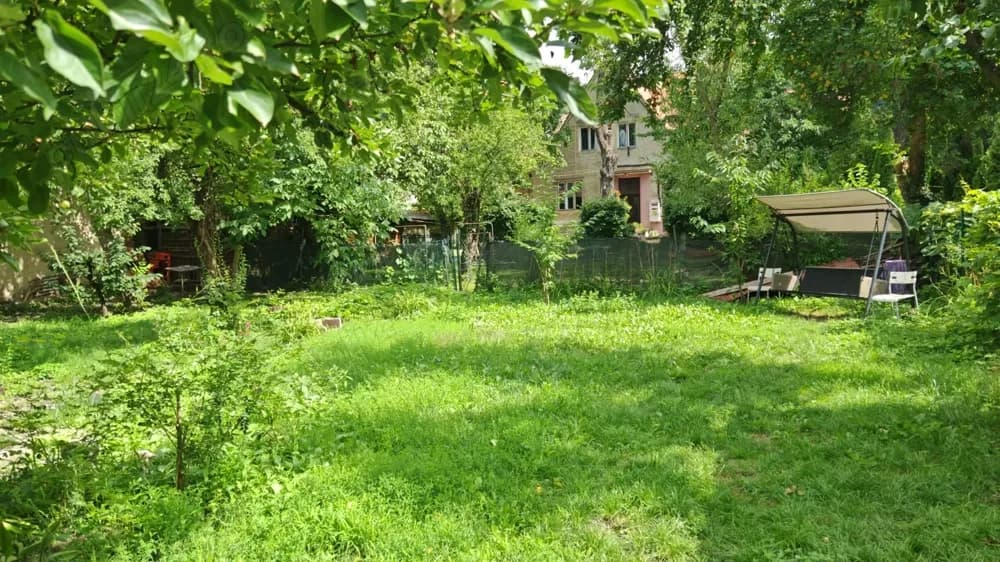 Apartament in casa 2 camere, curte la comun