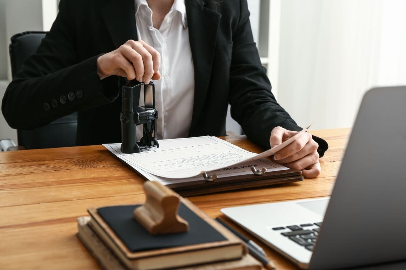 Cine plătește taxele notariale, vânzătorul sau cumpărătorul?