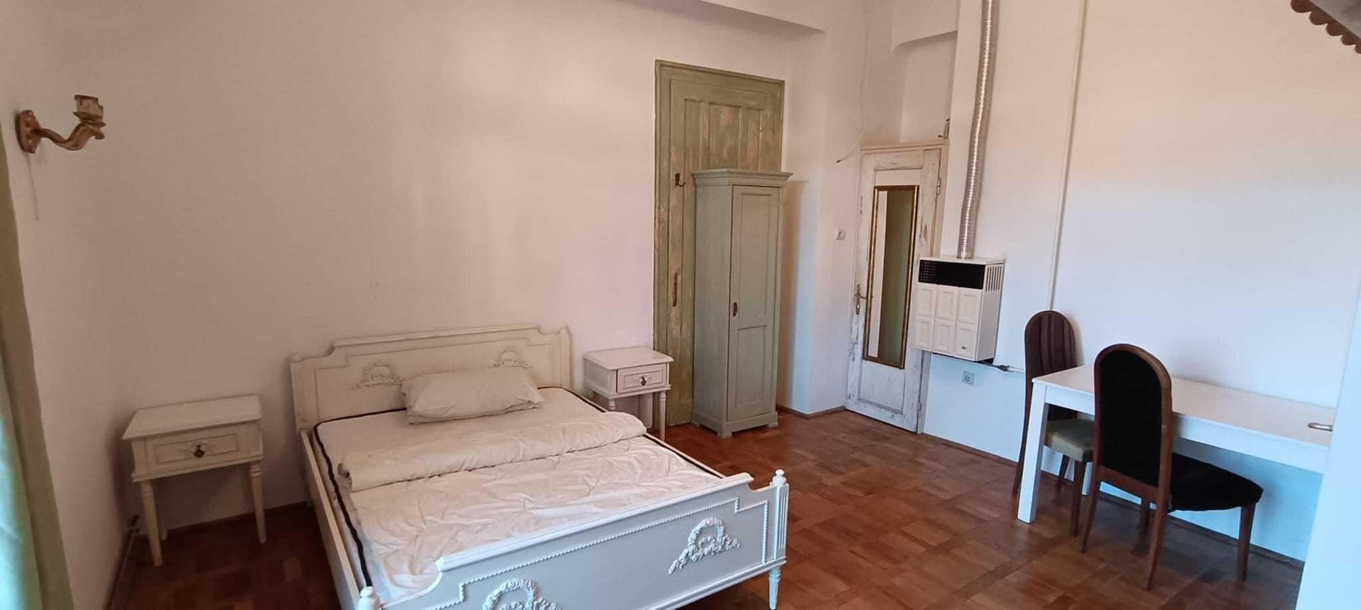 Inchiriez central garsoniera camera cu terasa in vila str Iorga - imagine 1