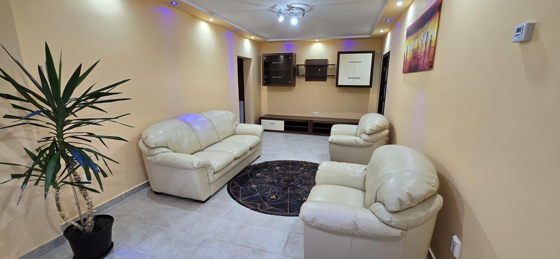 Se închiriază apartament semidecomandat cu 2 camere - imagine 1