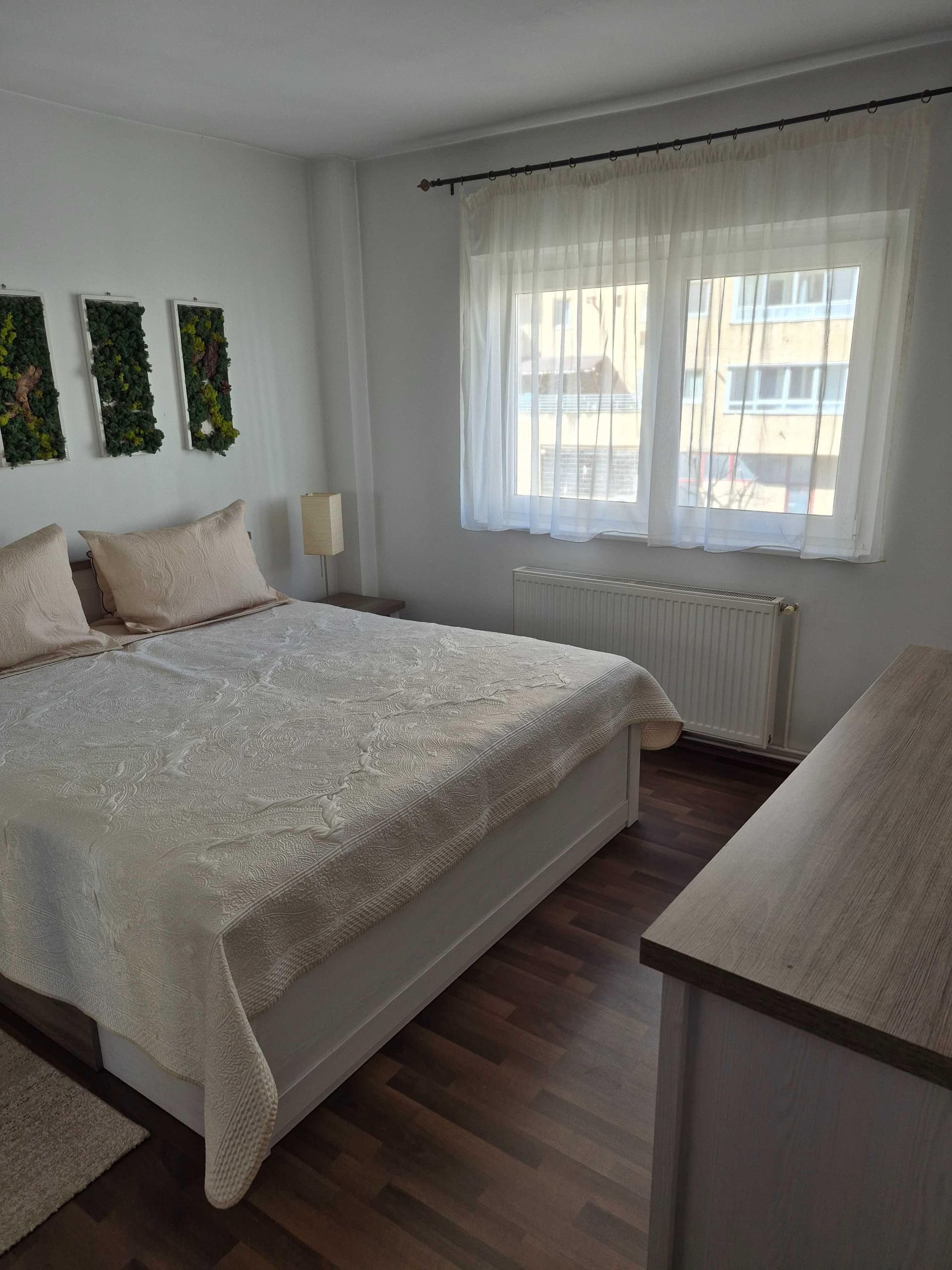 Inchiriez apartament 3 camere, 2 bai, cartier Florilor, zona ITC - imagine 1