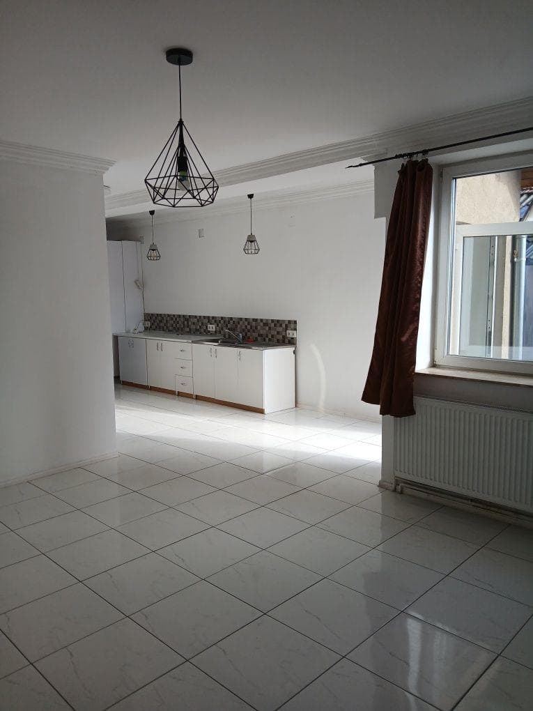 Casa de inchiriat cu 4 camere - imagine 1