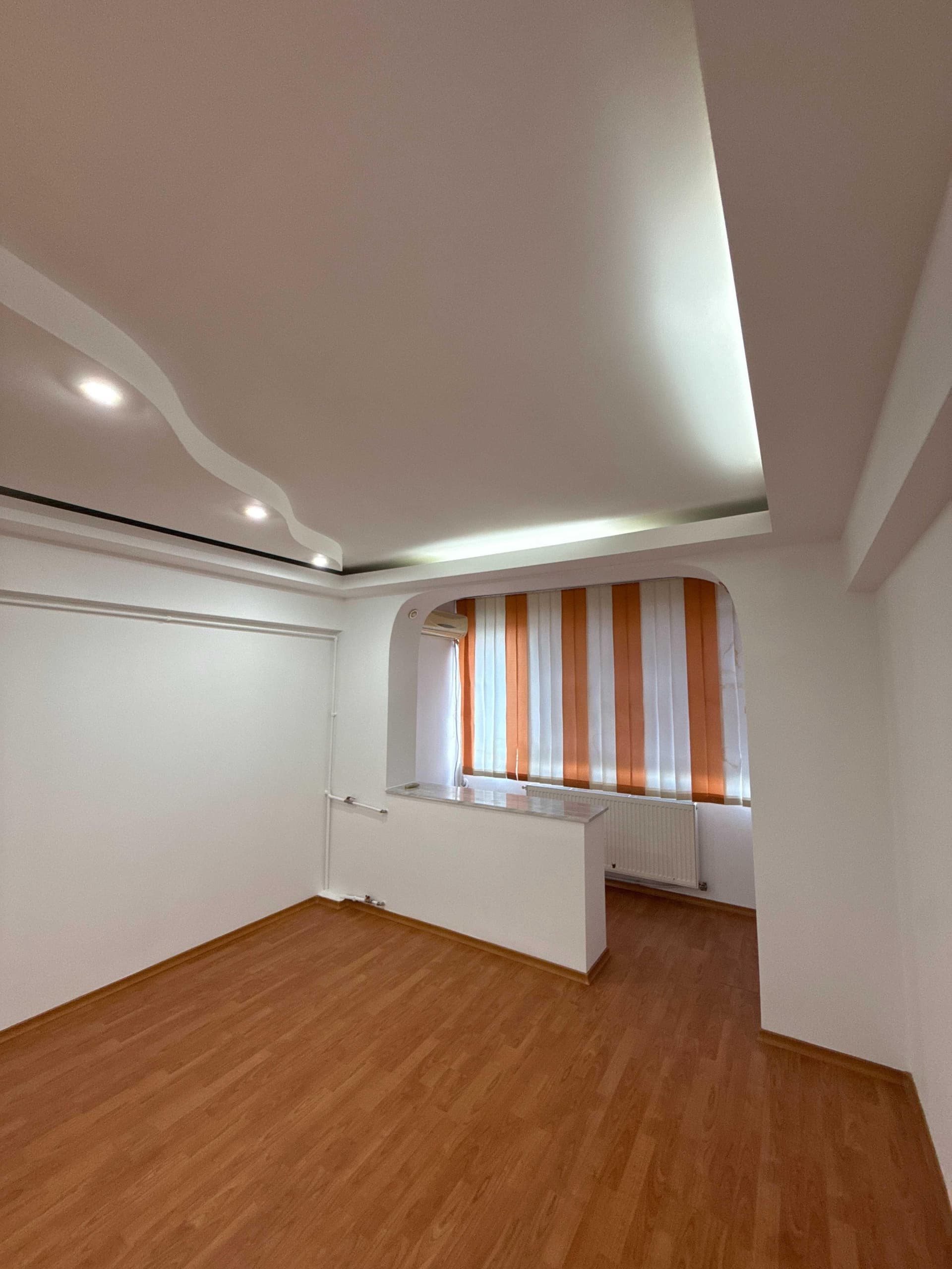 Vând apart 2 camere semidecom, ultracentral, etaj 4/4, complet renovat - imagine 1