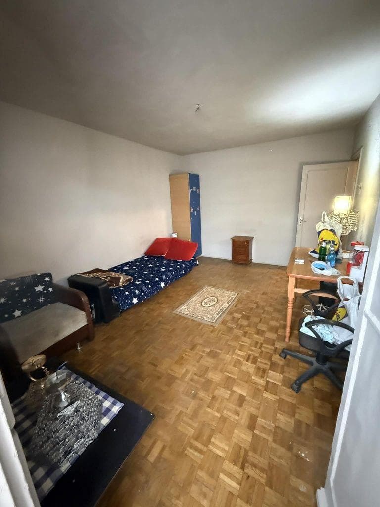 Închiriez camera în apartament
