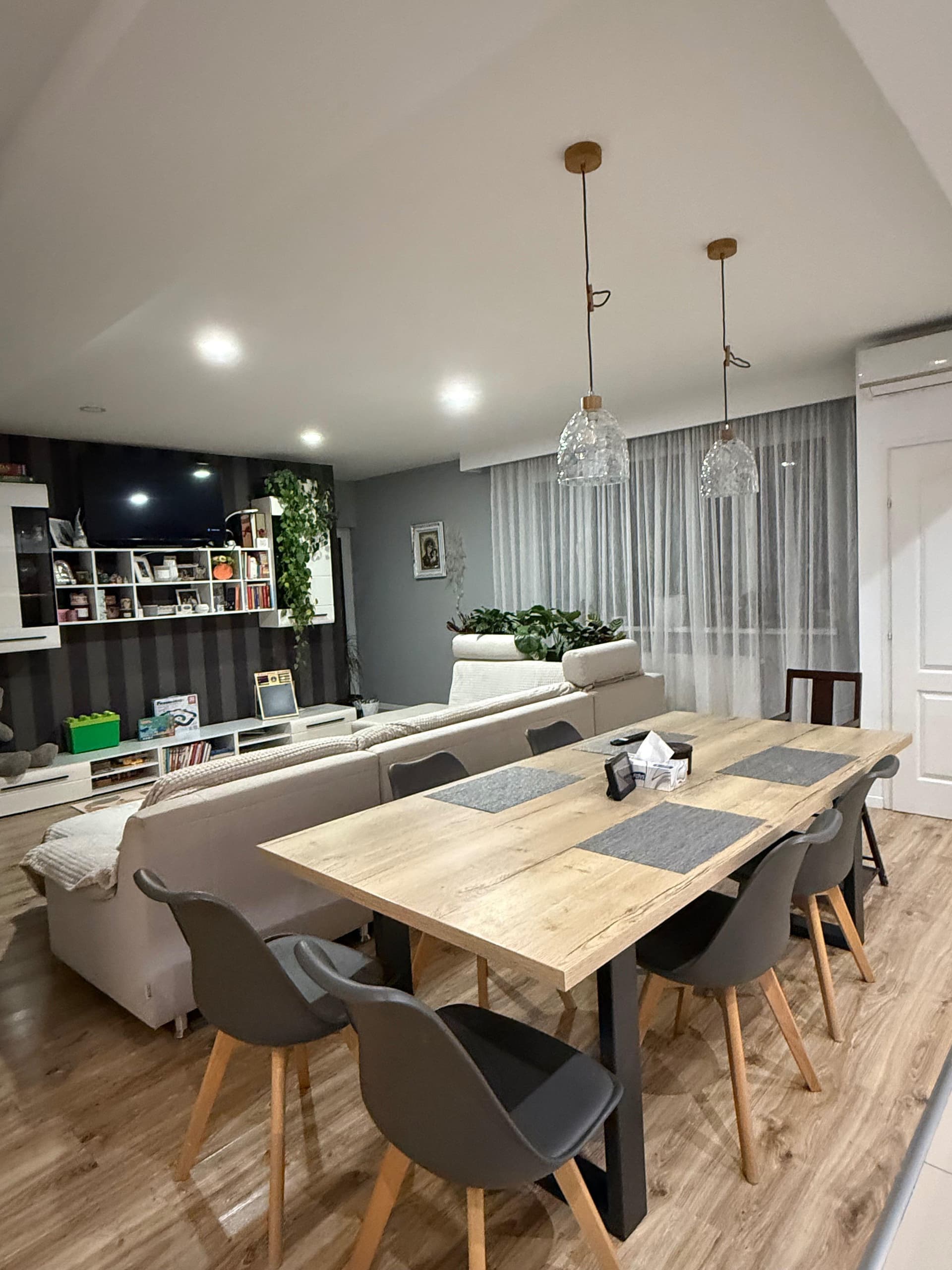 Vând apartament cu 3 camere, 84mp, Florești, strada Eroilor - imagine 1