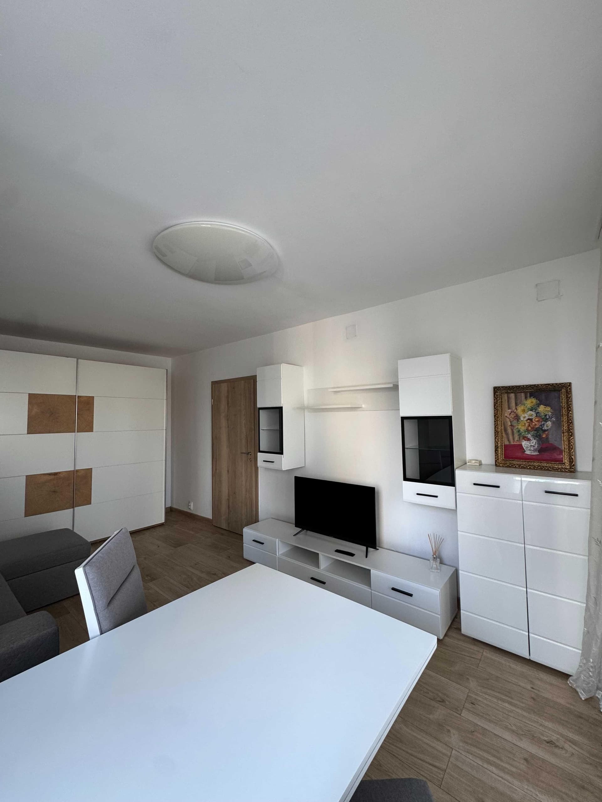 Închiriere apartament 3 camere - Centrul Civic, Brasov - 650€ - imagine 1