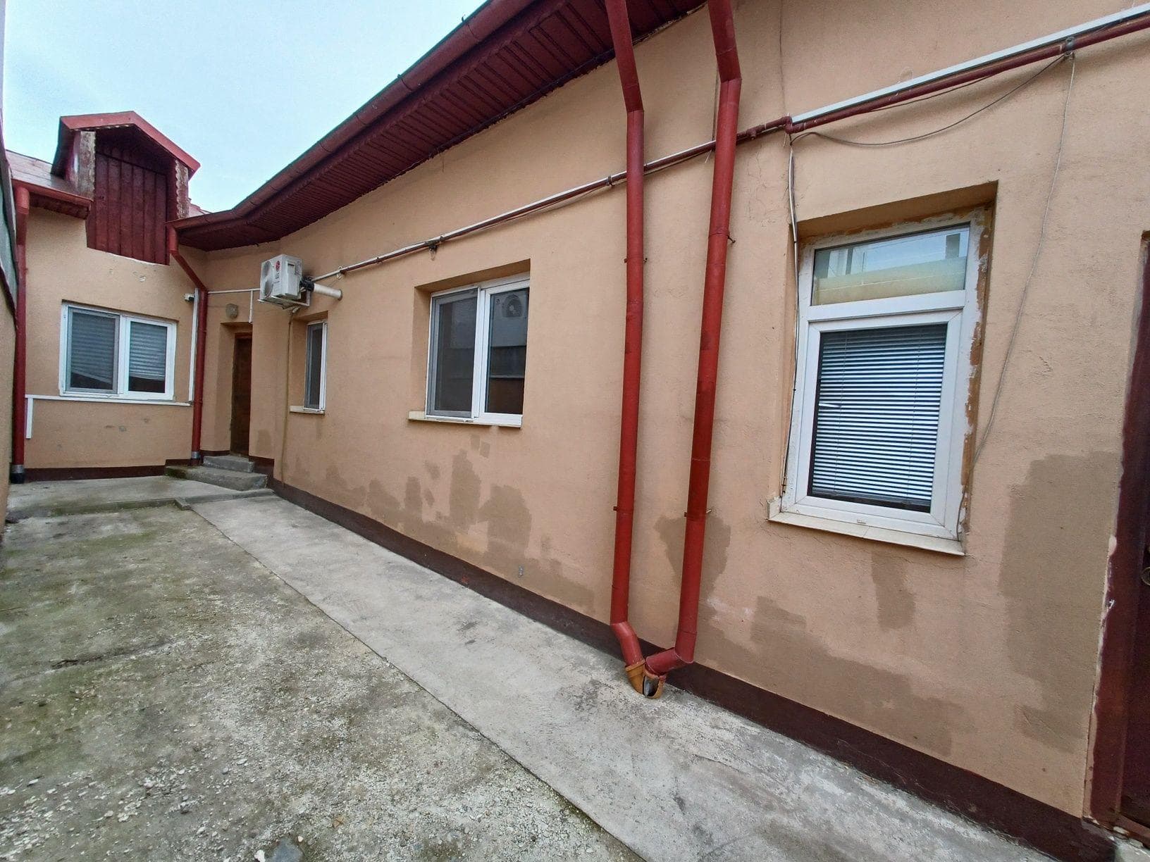 Proprietar, ofer spre inchiriere casa la curte