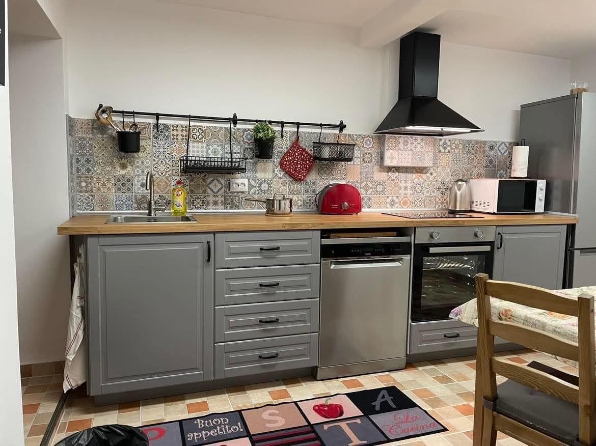 închiriez apartament 2 camere la casa